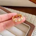 Eleganter vergoldeter offener Ring mit runden Opal-ähnlichen Steinen für Luxus-Look - Fünf Durchscheinende Edelsteine-Stil (J994 Gold) / Gold