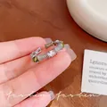 Eleganter silberfarbener offener Ring mit grünen und weißen Zirkoniasteinen besetzt - Weiße/Grüne Strass-Ranken-Stil (J993 Silber) / Silber