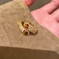 Luxuriöser offener Ring mit goldenem Band und Zirkon-Steinen auf Stoffhintergrund - Braun Katzenaugen-Wickelstil (J1060 Braun A) / Gold
