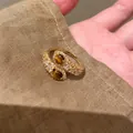 Luxuriöser offener Ring mit goldenem Band und Zirkon-Steinen auf Stoffhintergrund - Braun Katzenaugen-Wickelstil (J1060 Braun A) / Gold