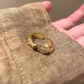 Eleganter goldener offener Ring mit Hammerschlag-Optik und braunen Schmucksteinen - Brauner Edelstein Gehämmerter Stil (J1060 Braun B) / Gold