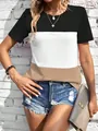 Detailopname van een casual t-shirt met kleurvlakken in de kleuren zwart wit en kaki - XS / Tops / Zwart Wit Khaki Patchwork