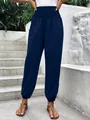 Jogging bleu marine à taille haute élastique pour femme, porté avec des sandales - Bleu marine