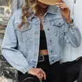 Detailansicht einer hellblauen kurzen Jeansjacke mit silbernen Knöpfen in modischem Look - XS / Oberteile / Hellblau