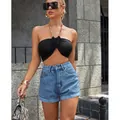 Pantaloncini di jeans a vita alta con risvolto per un outfit estivo alla moda e trendy - Blu scuro