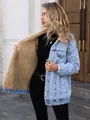 Κοντινό πλάνο σε γυναικείο oversized τζιν μπουφάν με πολύ ζεστή μπεζ επένδυση sherpa - XS / Tops / Ανοιχτό μπλε