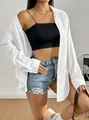 Détail d'une chemise décontractée blanche à manches longues avec un short en jean - XS / Hauts / Blanc