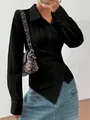 Dettaglio ravvicinato camicia nera asimmetrica con laccio in vita e colletto trendy - Nero