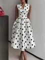 Elegante mouwloze midi-jurk met V-hals en grote zwarte polkadots op een witte basis - S / Tops / Wit