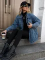 Μοντέρνο oversized τζιν μπουφάν για γυναίκες, φορεμένο από μοντέλο σε casual αστικό στυλ. - XS / Tops / Σκούρο Μπλε με Ένζυμα