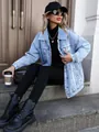 Γυναικείο γαλάζιο τζιν μπουφάν σε oversized γραμμή με τσέπες και vintage πλύσιμο - XS / Tops / Ανοιχτό μπλε