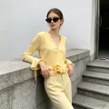 Vista detallada de una elegante blusa plisada amarilla con mangas acampanadas con volantes. - Talla única / Tops / Amarillo