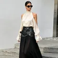 Elegante champagnerfarbene Bluse mit Schulterausschnitten, Stehkragen und Faltenärmeln - S / Oberteile / Aprikose