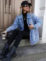 Giacca di jeans oversize azzurra da donna con tasche frontali e bottoni - Blu