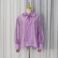 Elegante blusa lavanda transparente con lazo grande y elegantes mangas abullonadas. - S / Tops / Púrpura