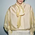 Elegante blusa de satén amarillo pálido de manga larga con cuello de lazo para mujer - S / Tops / Amarillo