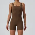Nahtloser brauner gerippter Yoga-Einteiler mit eckigem Ausschnitt am Model getragen - S / Oberteil Und Unterteil / Braun