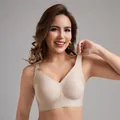 Detailopname van een naadloze huidkleurige beha zonder beugel met gelei-lijm ondersteuning - S / Tops / Nude