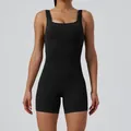Detailansicht der Rippstrick-Textur des nahtlosen schwarzen Yoga-Jumpsuits für Damen - S / Oberteil Und Unterteil / Einfarbig Schwarz