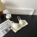 Detailweergave van naadloze push-up bh in crème op een donkere tafel - M / Tops / Champagne Wit
