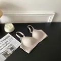 Beige naadloze draadloze bh voor dames met gladde afwerking op zwarte tafel - M / Tops / Melkgrijs