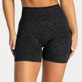 Detailansicht der nahtlosen High-Waist-Yoga-Shorts mit Leopardenmuster für Damen-Fitness - XS / Unterteile / Schwarzer Leopard