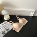 Gedetailleerd overzicht van naadloze nude bh op een zwarte tafel met elegant woondecor - M / Tops / Beige