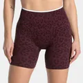 Detailansicht der nahtlosen High-Waist-Yogashorts mit Leopardenmuster in Burgund - XS / Unterteile / Weinrot Leopard