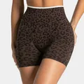 Nahaufnahme der nahtlosen Leopard-Yoga-Shorts mit hoher Taille für das Fitnesstraining. - XS / Unterteile / Kaffee Leopard