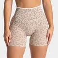 Detaillierte Nahaufnahme der nahtlosen Yoga-Shorts mit Leopardenmuster und hoher Taille - XS / Unterteile / Creme Leopard