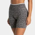 Nahaufnahme nahtloser High-Waist-Yoga-Shorts mit Leopardenmuster für Damen-Fitness. - Graphitgrau Leopard
