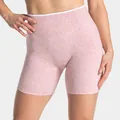 Detailansicht der nahtlosen High-Waist-Yogashorts mit pinkem Leopardenmuster am Model - Rosa Leopard
