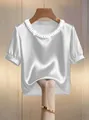 Weiße Satin-Kurzarmbluse im französischen Stil mit elegantem, perlenbesetztem Rundhals. - S / Oberteile / Weiß