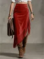Dettaglio dell'orlo a frange e della texture scamosciata di una gonna rossa stile western - Taglia S / Rosso