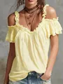 Primo piano dettagliato dello scollo con volant e del design a spalle scoperte della blusa - Taglia S / Top / Giallo