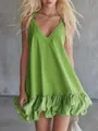 Détail d'une mini robe vert citron à col en V avec ourlet à volants et bretelles. - S / Haut Et Bas / Vert