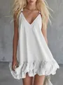 Détail d'une mini robe blanche col en V chic avec ourlet à volants et bretelles réglables - S / Haut Et Bas / Blanc