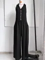 Détail de la combinaison bohème noire à col en V avec volants et boutons en bois - S / Robes / Noir