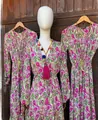 Detailansicht eines böhmischen Maxikleids mit V-Ausschnitt und rosa-grünem Blumenmuster. - S / Oberteil Und Unterteil / Fuchsia