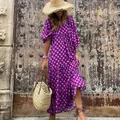 Nahaufnahme eines lila Maxikleids mit geometrischem Muster und eleganten Puffärmeln - S / Oberteil Und Unterteil / Lila