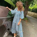Elegantes blau-weißes Kleid mit Harlekinmuster und Puffärmeln in Straßenumgebung - S / Oberteil Und Unterteil / Himmelblau