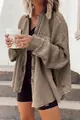 Κοντινό πλάνο oversized πουκάμισο-τζάκετ με ύφανση waffle και κουμπιά σε λαδί. - Χακί