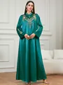 Detalle de un elegante caftán de satén verde con bordados dorados y pedrería fina. - M / Top Y Pantalón / Verde