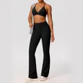 Zwarte yogaset met sportbeha met V-hals en uitlopende legging met hoge taille. - Zwart