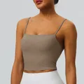 Atmungsaktives mokkabraunes Sport-Camisole mit verstellbaren Trägern und Polstern - XS / Oberteile / Braun