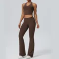 Tweelig bruin yoga-setje met halter sportbeha en uitlopende sportbroek voor dames - S / Boven- En Onderstuk / Kastanjebruin