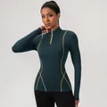 Nauwsluitend donkergroen yogashirt met lange mouwen, halve rits en gele contraststiksels - Donker Inktgroen