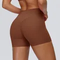 Bruine yoga short met hoge taille en scrunch butt ontwerp voor een perzik effect - Cacaobruin