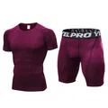 Professionele heren bordeaux fitness compressieset met sneldrogend shirt en korte broek - Bordeauxrood