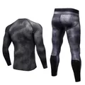 Set fitness a compressione uomo, asciugatura rapida, stampa pitonata, maglia e pantaloni. - texture di squame di serpente